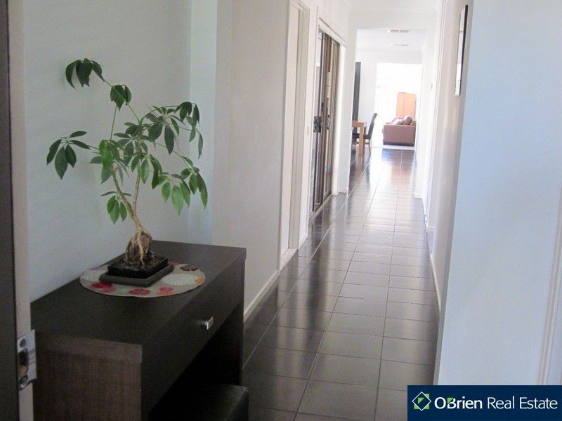 64 Sussex Avenue, Cranbourne North VIC 3977