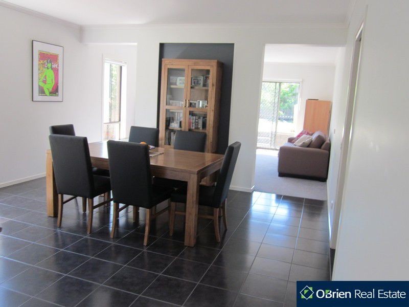 64 Sussex Avenue, Cranbourne North VIC 3977