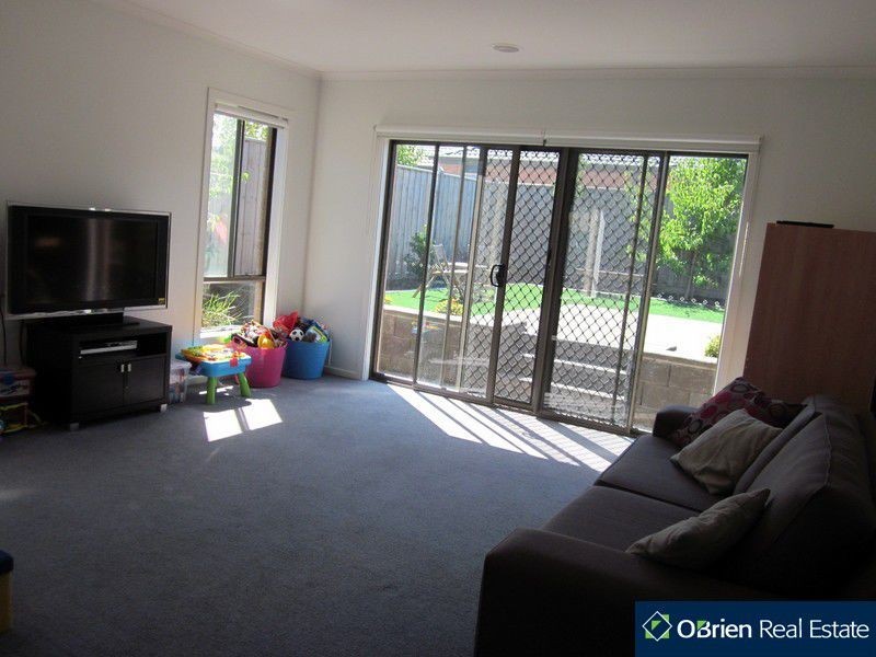 64 Sussex Avenue, Cranbourne North VIC 3977