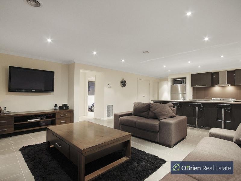 11 Yammerbook Way, Cranbourne East VIC 3977