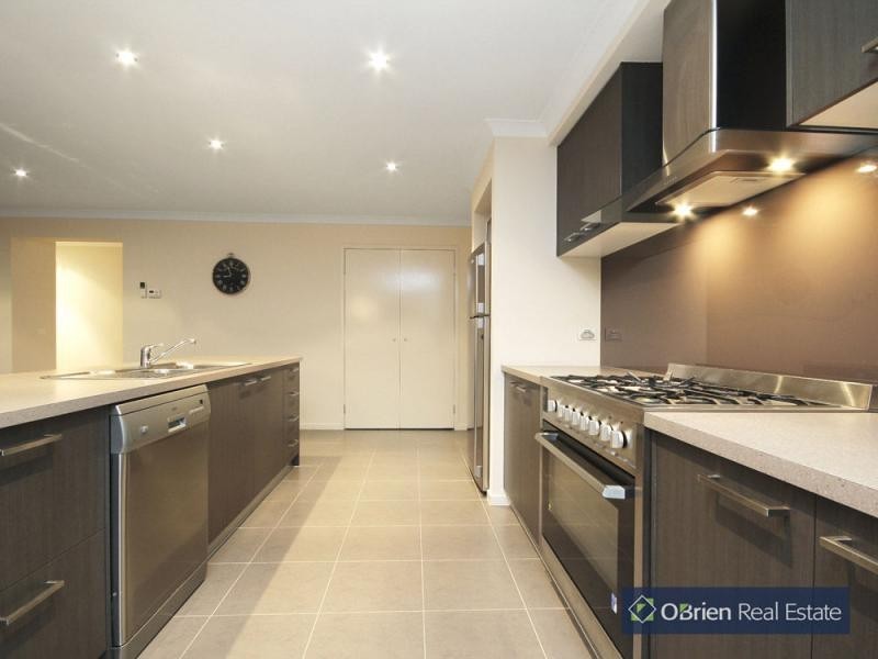 11 Yammerbook Way, Cranbourne East VIC 3977