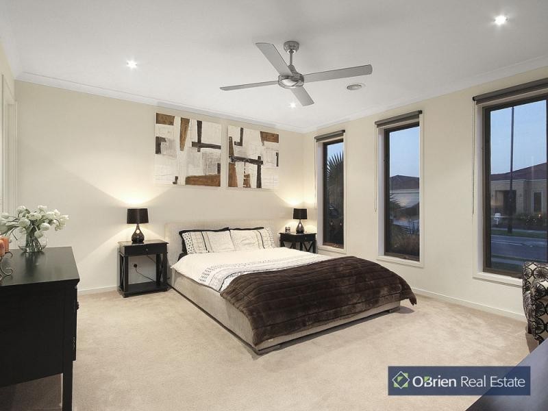 11 Yammerbook Way, Cranbourne East VIC 3977