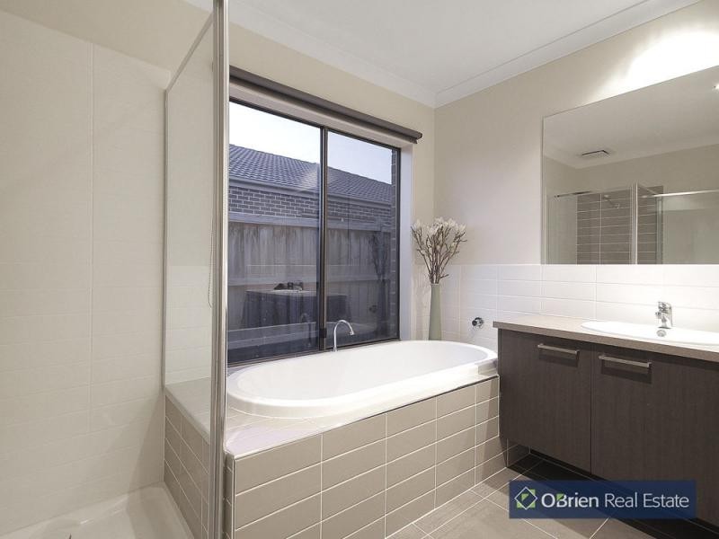 11 Yammerbook Way, Cranbourne East VIC 3977