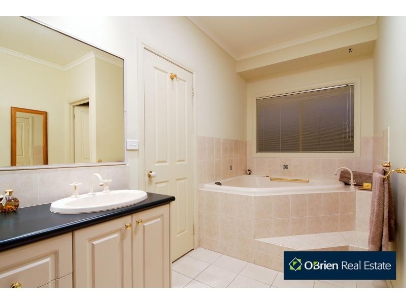 12 Evergreen Court, Cranbourne North VIC 3977