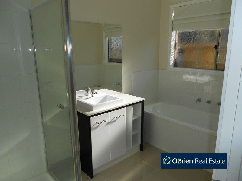 90 William Thwaites Boulevard, Cranbourne North VIC 3977