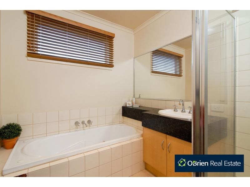 60 Berwick Springs Promenade, Narre Warren South VIC 3805