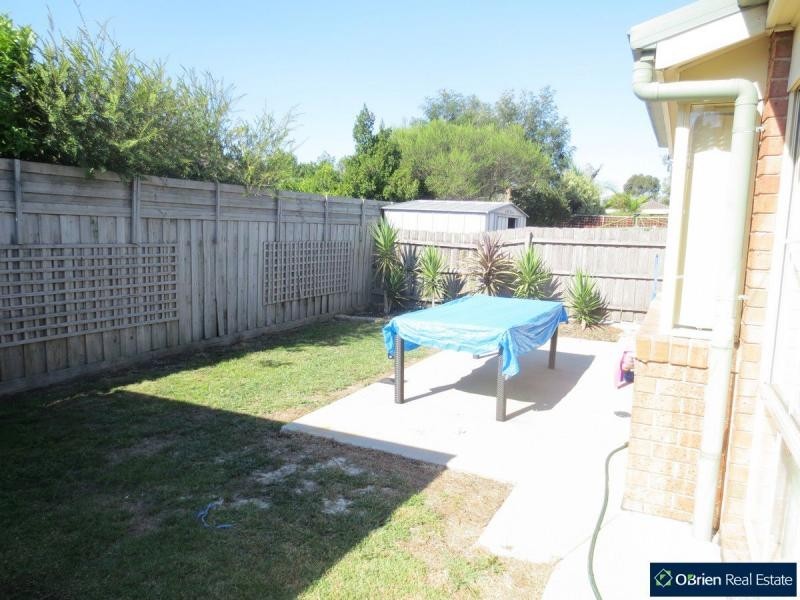 8 Parkside Mews, Cranbourne West VIC 3977