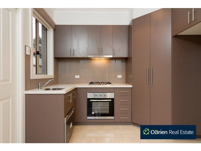 3/4 Daniher Close, Berwick VIC 3806