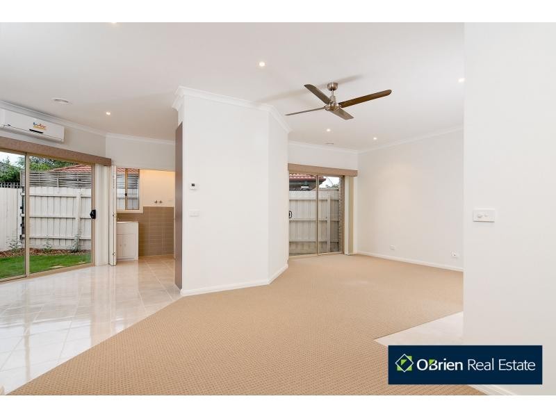 3/4 Daniher Close, Berwick VIC 3806
