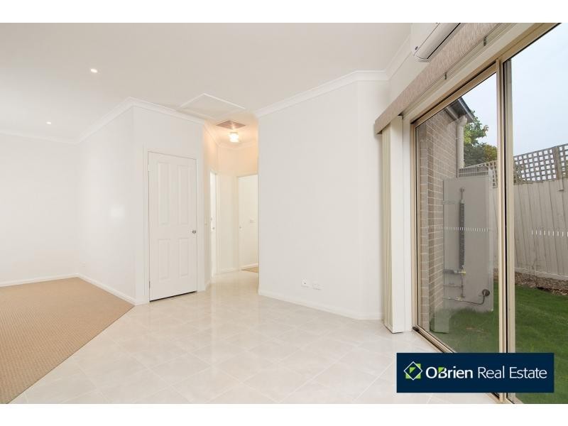 3/4 Daniher Close, Berwick VIC 3806
