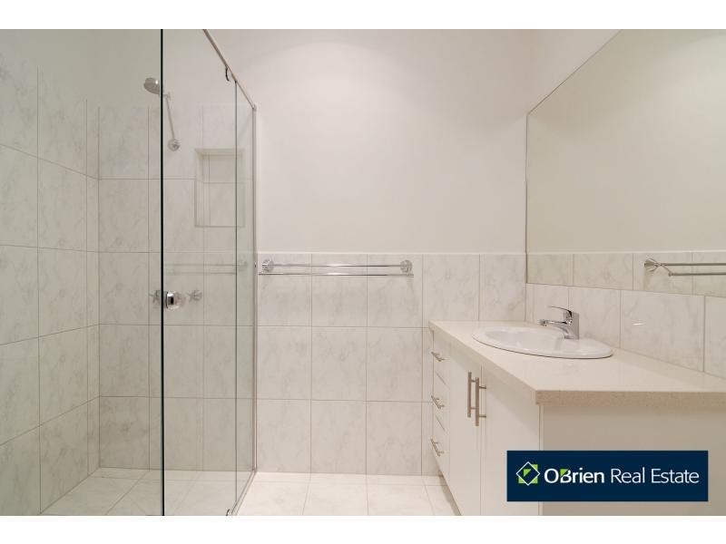 3/4 Daniher Close, Berwick VIC 3806