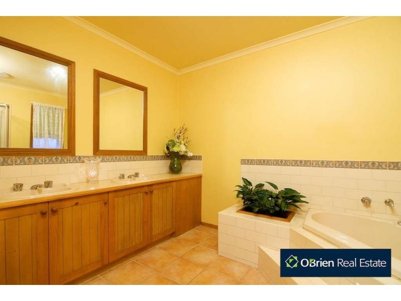 11 Eastern Park Square, Narre Warren South VIC 3805