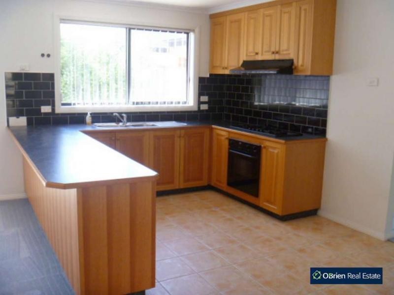 15 Lisburn Way, Berwick VIC 3806