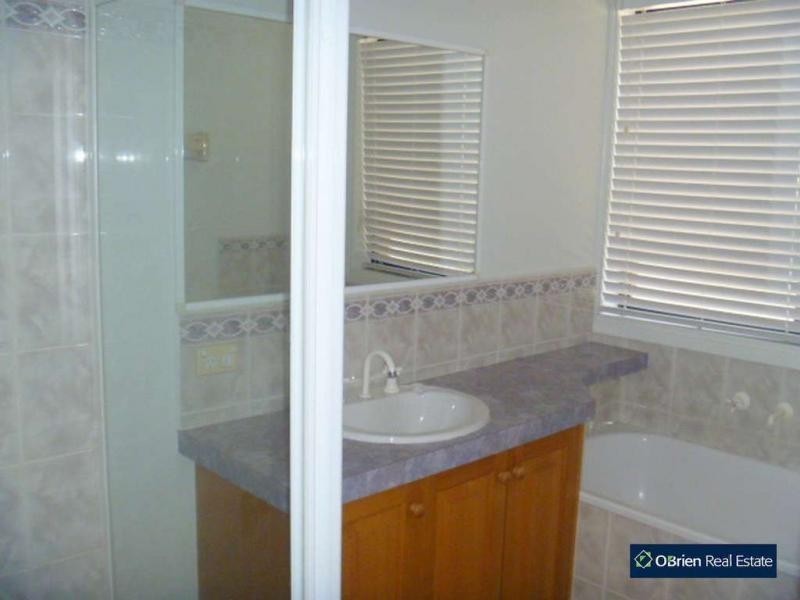 15 Lisburn Way, Berwick VIC 3806