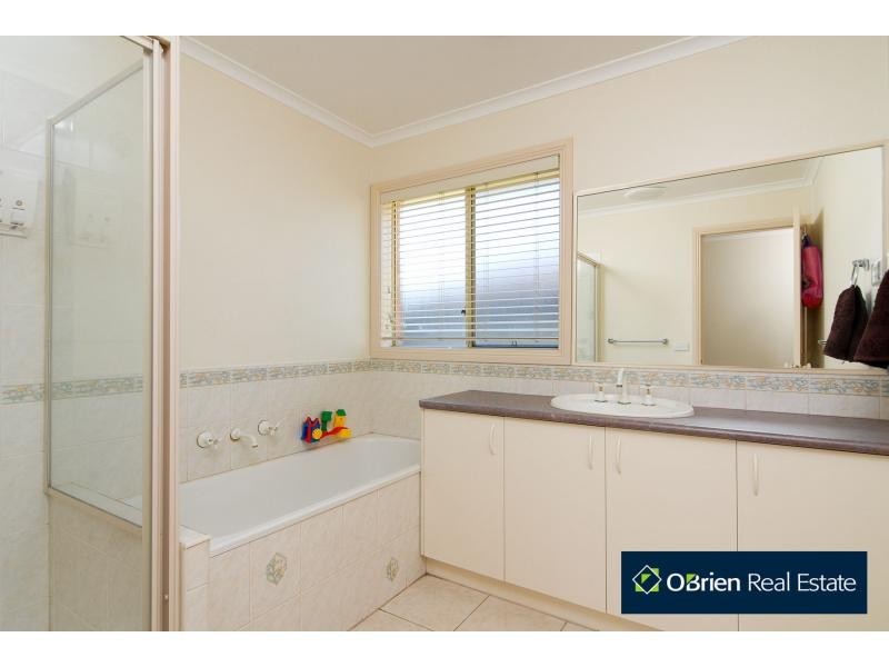 7 Thames Court, Cranbourne East VIC 3977