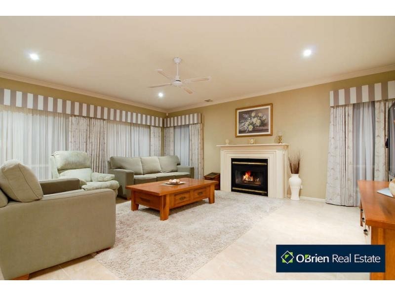33 St Ives Drive, Narre Warren South VIC 3805