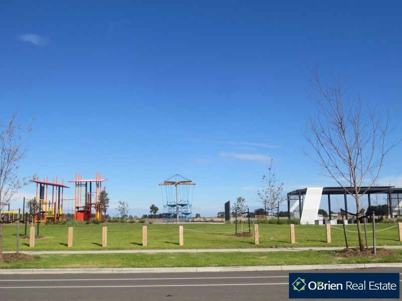 15 Hemingway Grove, Cranbourne West VIC 3977
