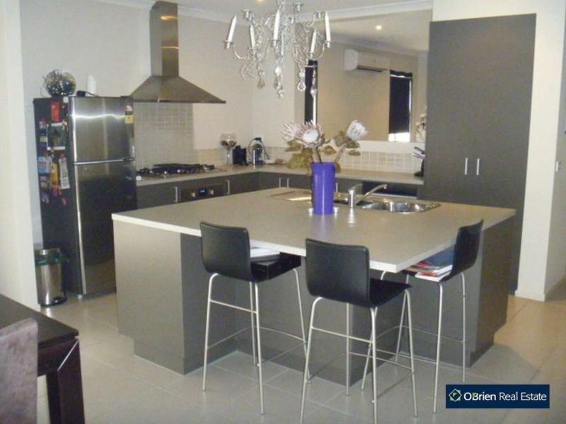 4 Meditate Lane, Cranbourne North VIC 3977