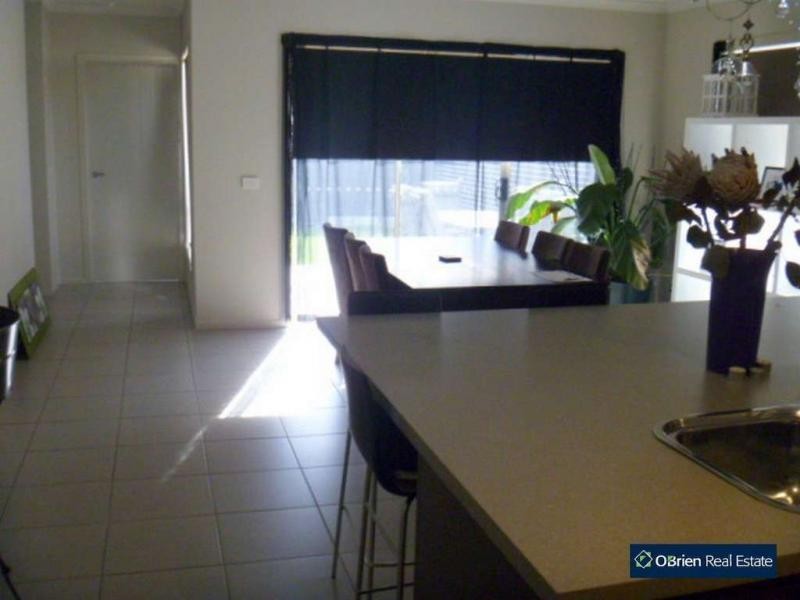 4 Meditate Lane, Cranbourne North VIC 3977