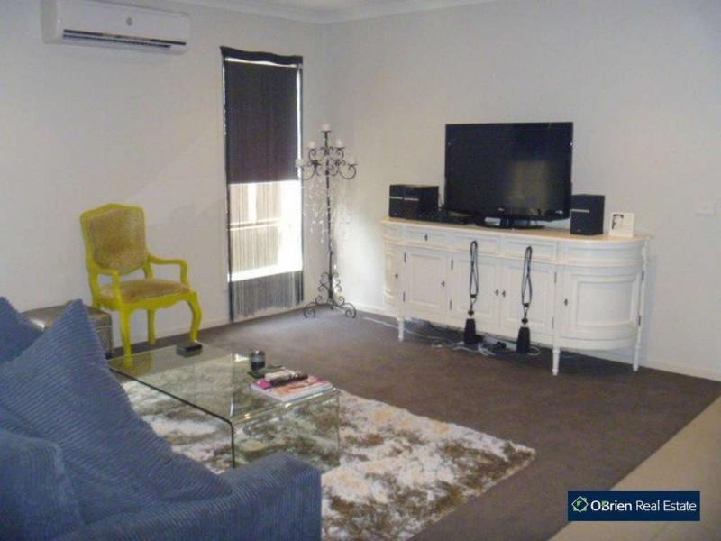 4 Meditate Lane, Cranbourne North VIC 3977