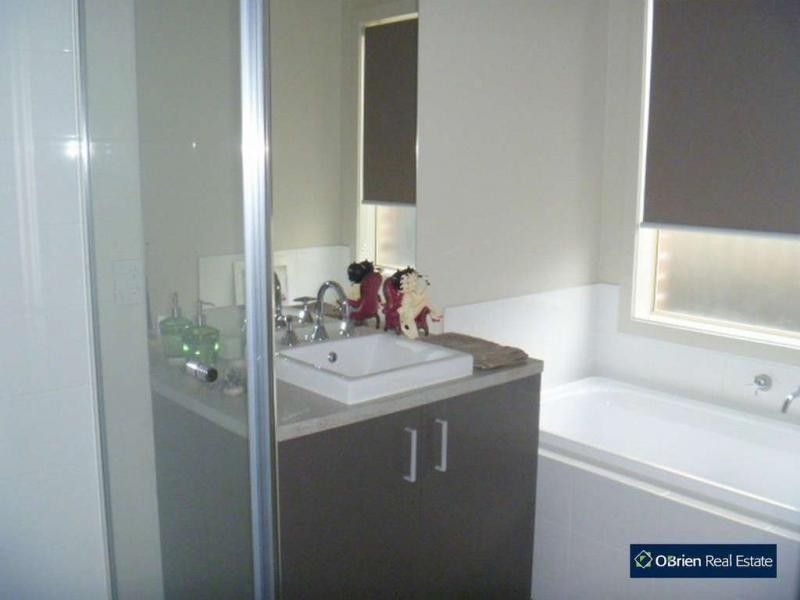 4 Meditate Lane, Cranbourne North VIC 3977