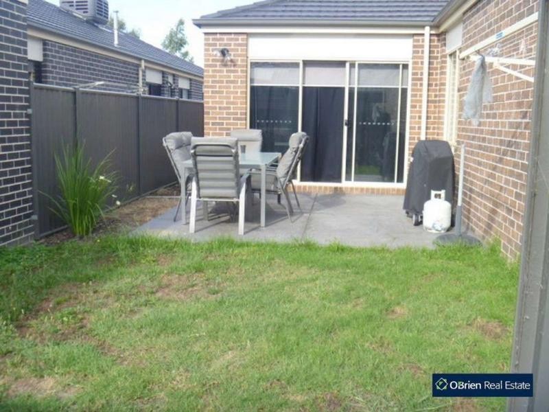 4 Meditate Lane, Cranbourne North VIC 3977