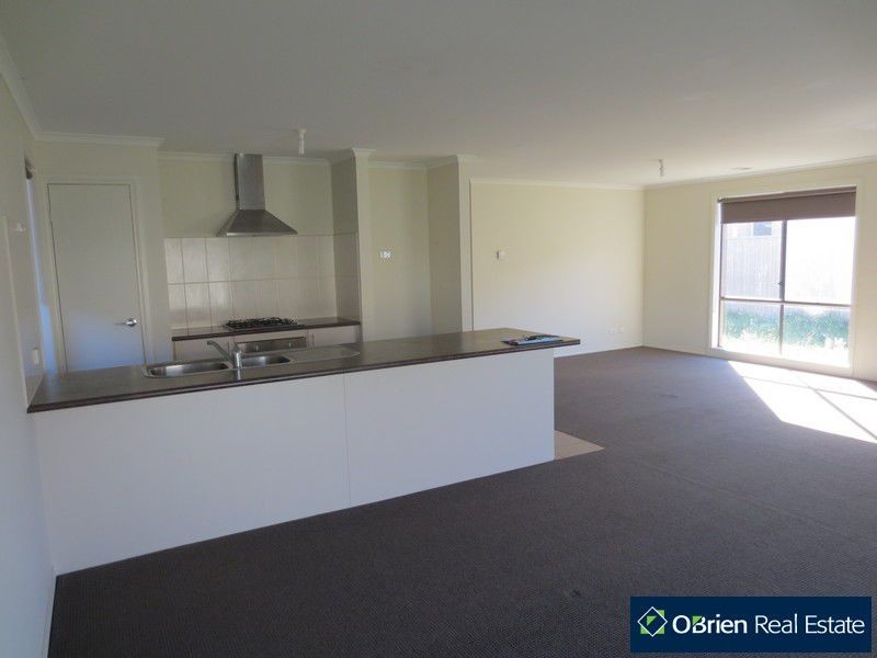 31 Bowyer Avenue, Cranbourne East VIC 3977