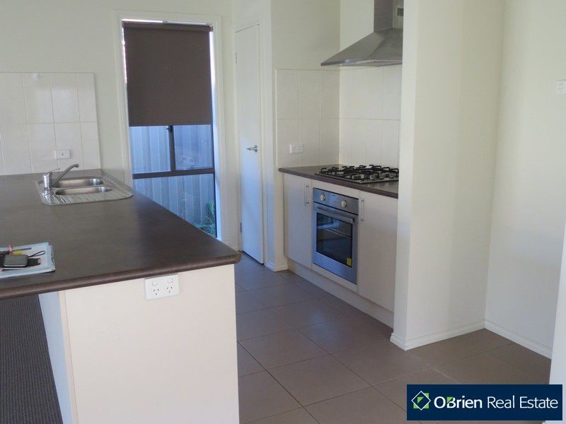 31 Bowyer Avenue, Cranbourne East VIC 3977