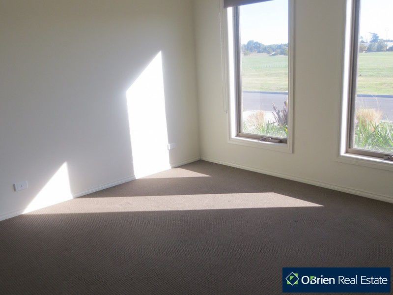 31 Bowyer Avenue, Cranbourne East VIC 3977