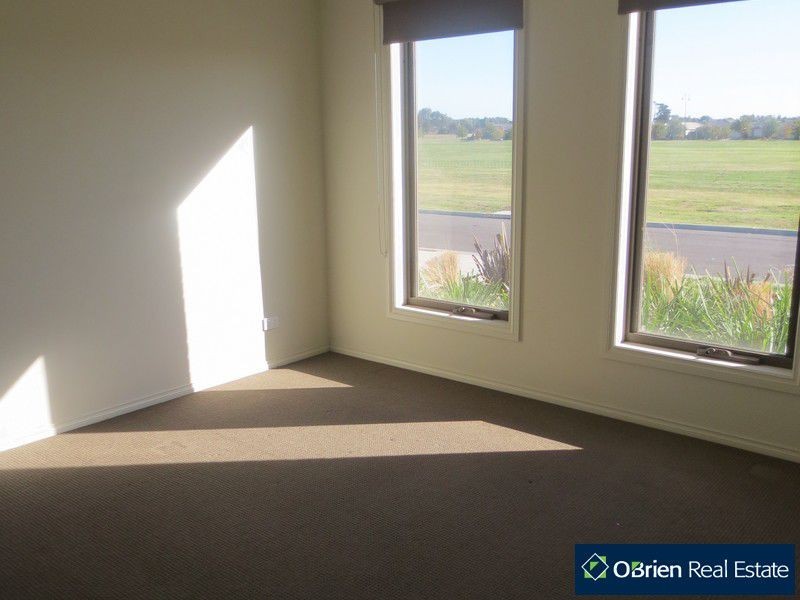 31 Bowyer Avenue, Cranbourne East VIC 3977