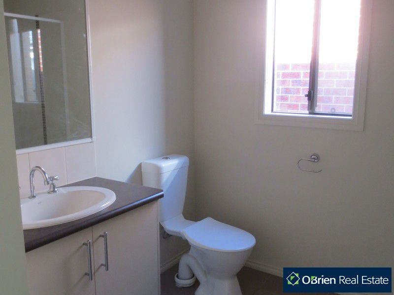 31 Bowyer Avenue, Cranbourne East VIC 3977