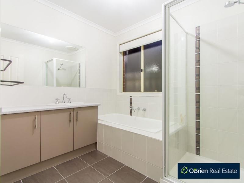 47 Calais Circuit, Cranbourne VIC 3977