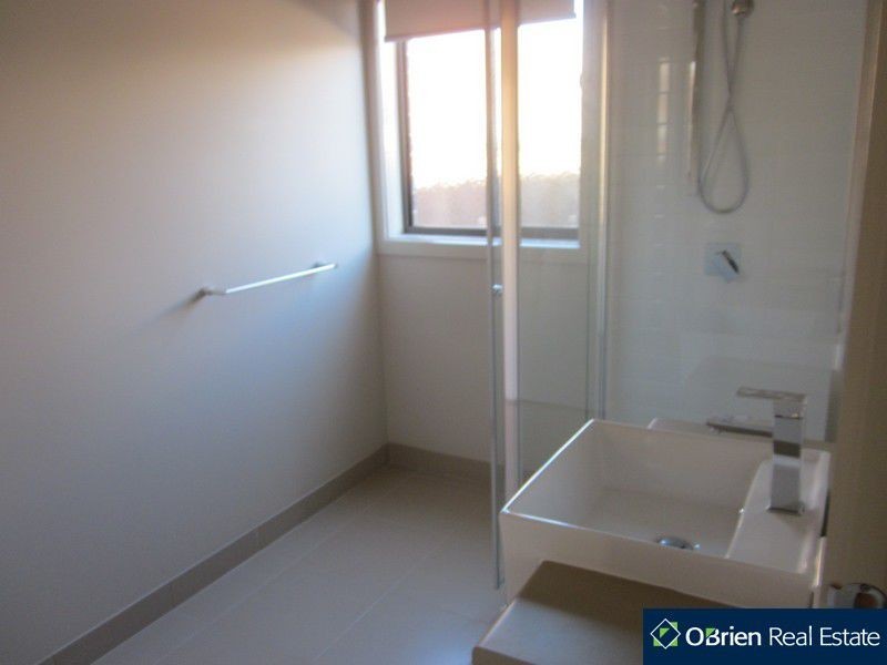 4/109 Golf Links Road, Berwick VIC 3806