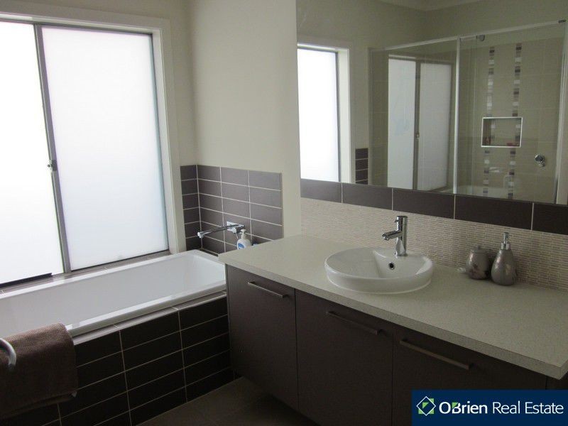 144 Alisma Boulevard, Cranbourne North VIC 3977