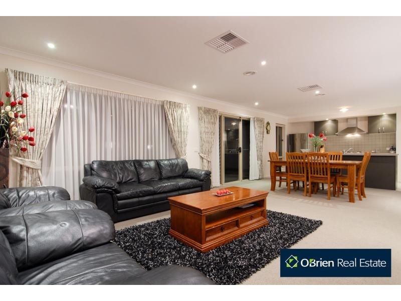 18 Ben Hall Street, Cranbourne East VIC 3977