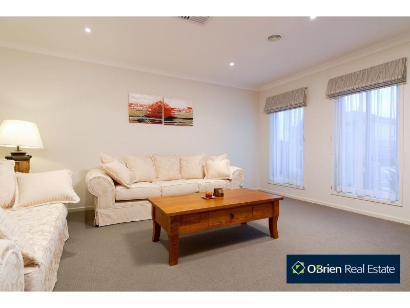 18 Ben Hall Street, Cranbourne East VIC 3977