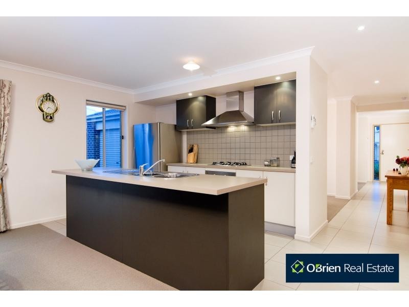 18 Ben Hall Street, Cranbourne East VIC 3977