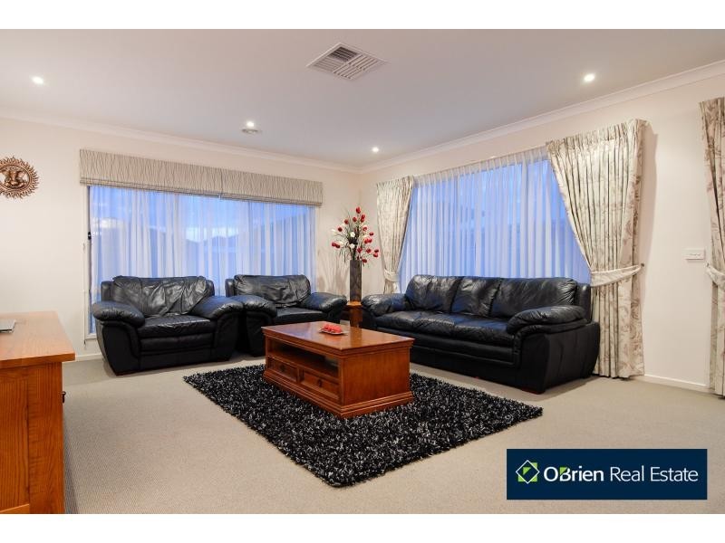 18 Ben Hall Street, Cranbourne East VIC 3977
