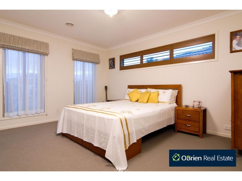 18 Ben Hall Street, Cranbourne East VIC 3977