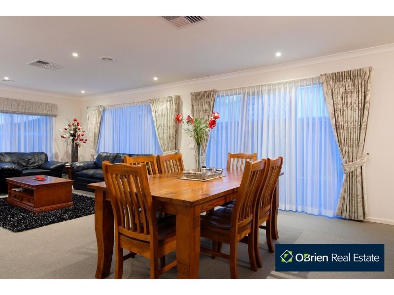 18 Ben Hall Street, Cranbourne East VIC 3977