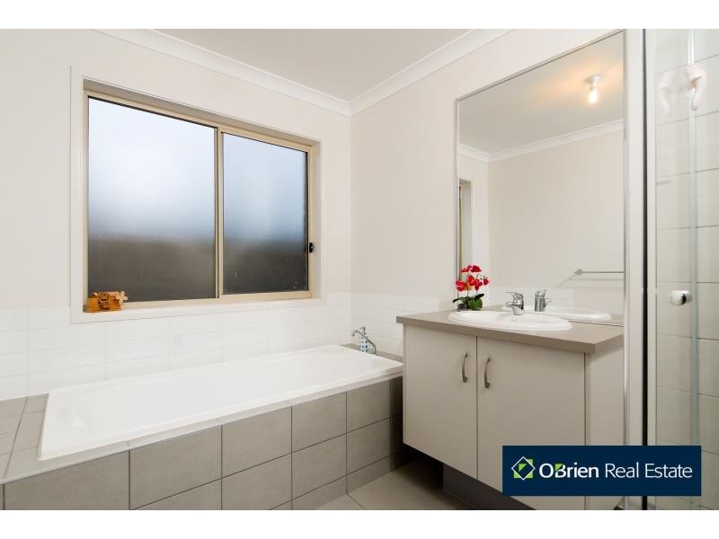 18 Ben Hall Street, Cranbourne East VIC 3977