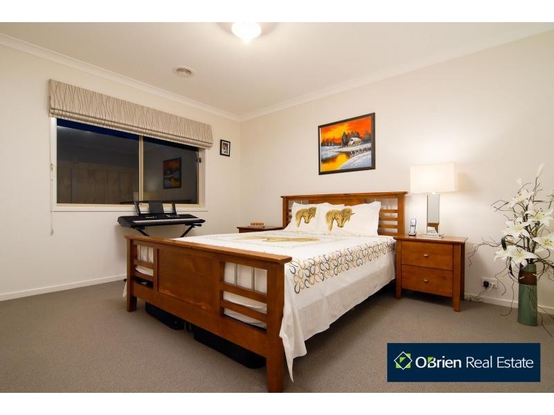 18 Ben Hall Street, Cranbourne East VIC 3977