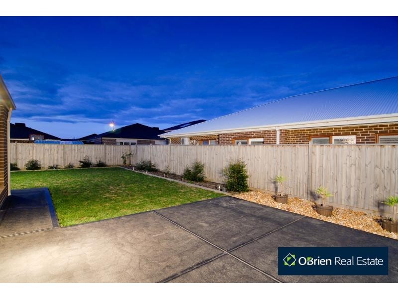 18 Ben Hall Street, Cranbourne East VIC 3977