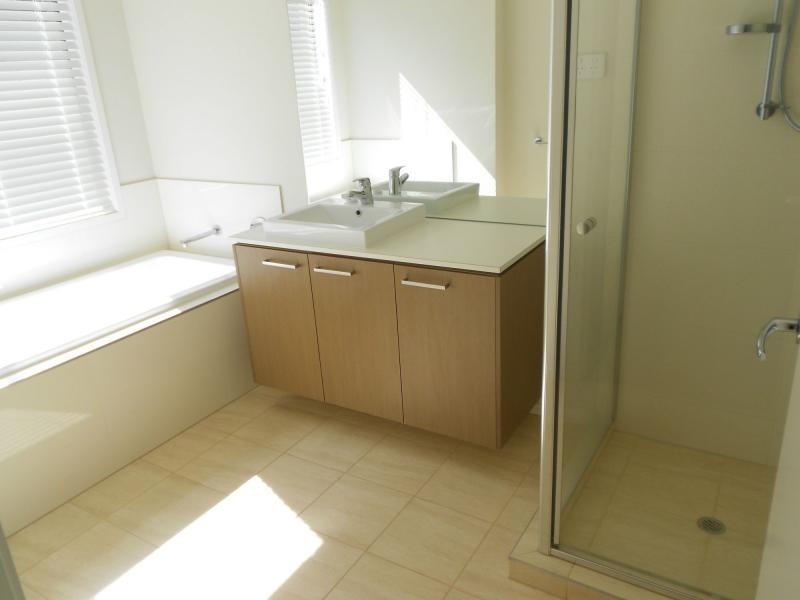 8 Edmund Street, Pakenham VIC 3810