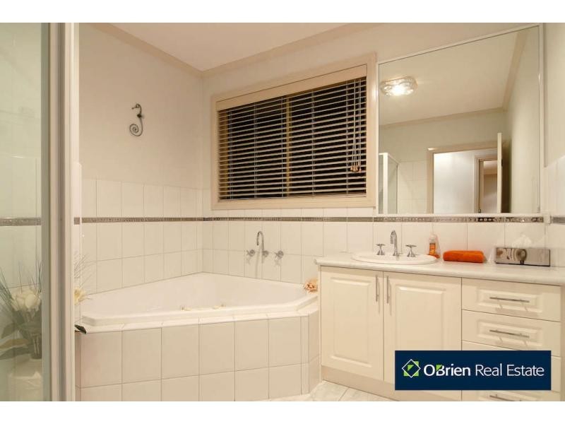 33 Caversham Terrace, Lynbrook VIC 3975