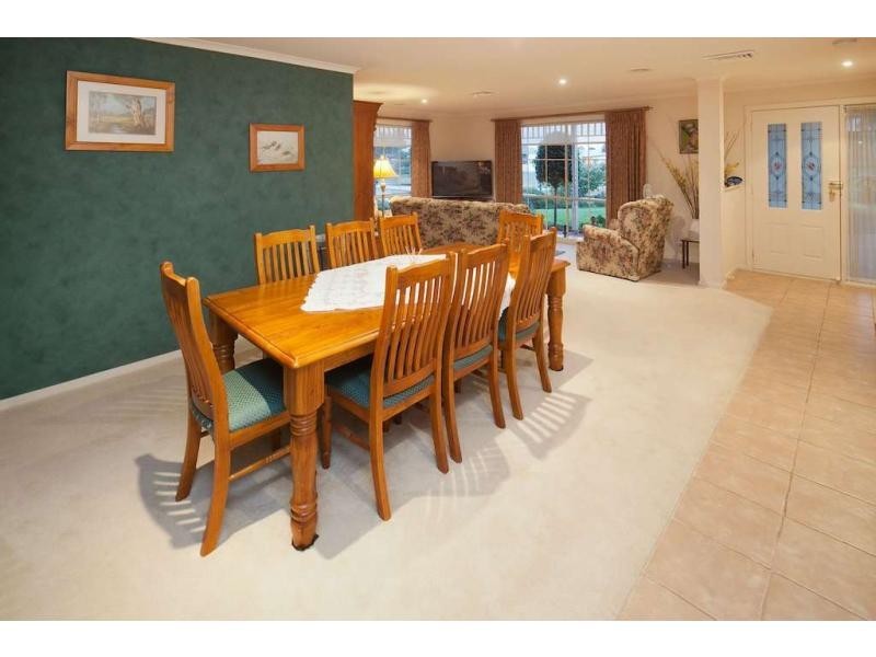 12 Livingstone Blvd, Pakenham VIC 3810