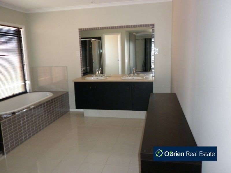 2 Lawton Court, Berwick VIC 3806