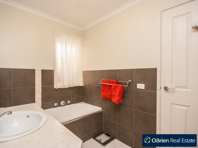 20 Hoop Pine Court, Cranbourne VIC 3977