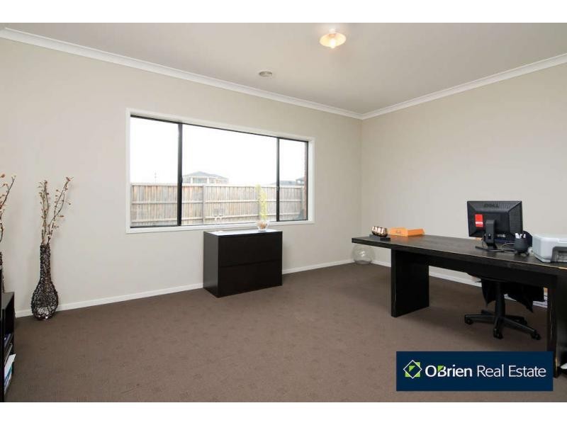 15 Winneke Way, Pakenham VIC 3810