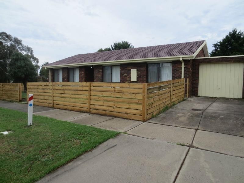 2A Blaxland Avenue, Cranbourne VIC 3977